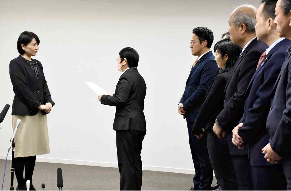 「女性市議のあいさつを無視して、にらんで…」　まるでアイドルだった小川晶市長の“激変ぶり”　「非公式の場では不機嫌さ丸出し」