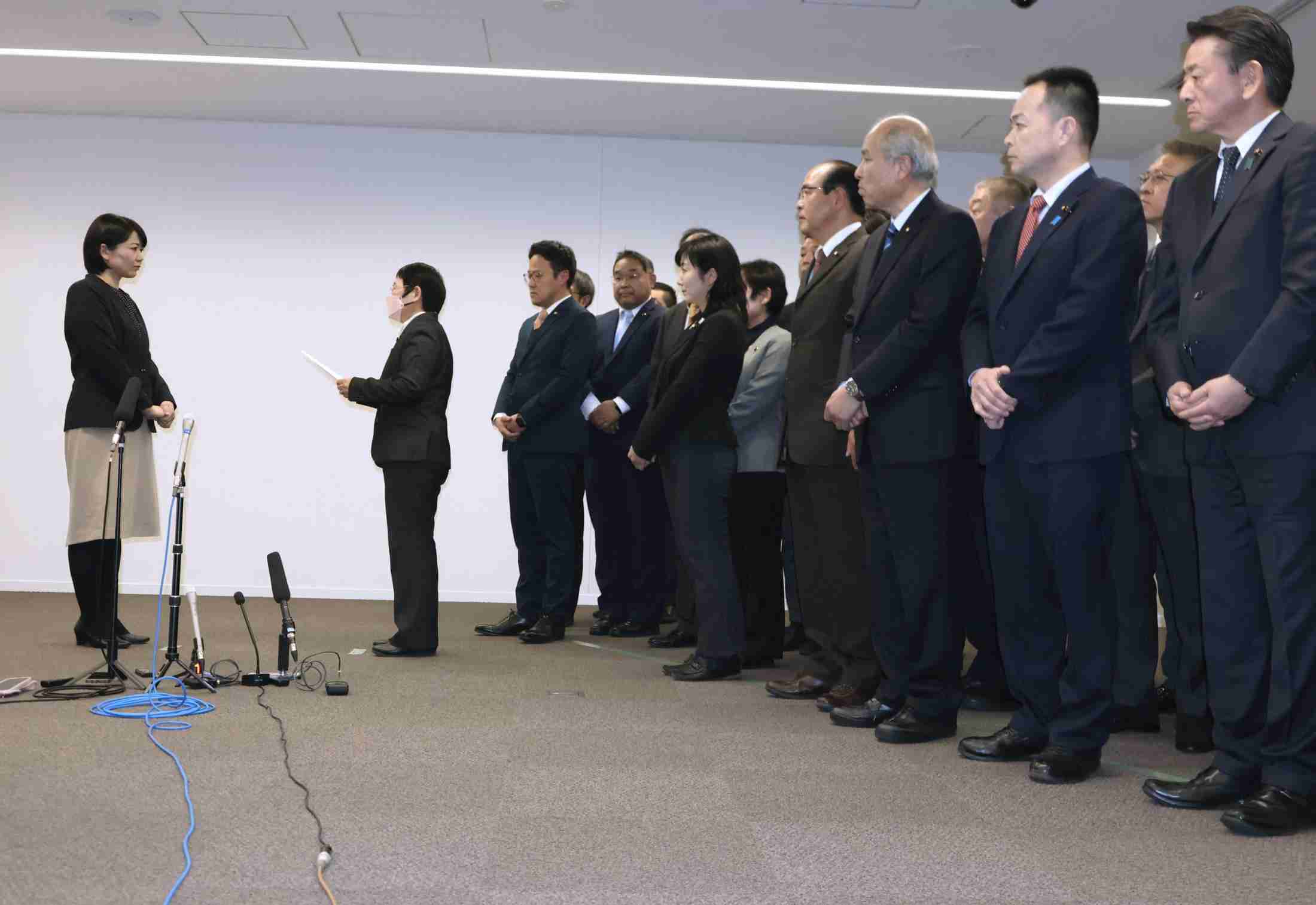 「女性市議のあいさつを無視して、にらんで…」　まるでアイドルだった小川晶市長の“激変ぶり”　「非公式の場では不機嫌さ丸出し」