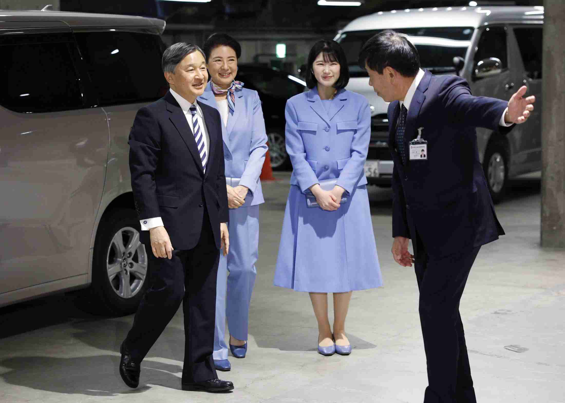 侍Ｊ「天覧試合」皇后さま、愛子さまのブルースーツが素敵と話題「お揃いブルー」「とても綺麗」　皇后さまのスカーフがスタイリッシュ（デイリースポーツ） - Yahoo!ニュース