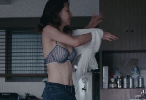 綾瀬はるか「上半身裸」美背中大放出!「ユニクロ」新CMにX騒然
