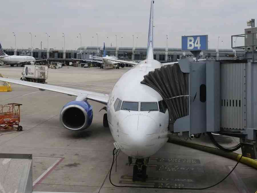 「飛行機でイヤホンなしで動画を視聴している客」を強制降機可能に--米ユナイテッドが規約改定 - CNET Japan