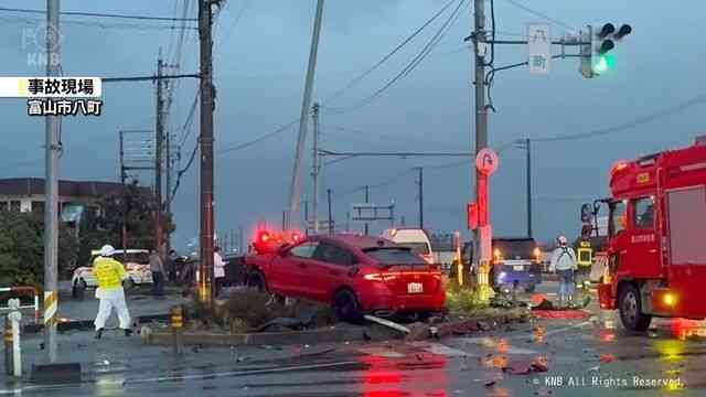 国道８号の自動車同士衝突事故　軽乗用車に乗っていた親子が死亡　富山