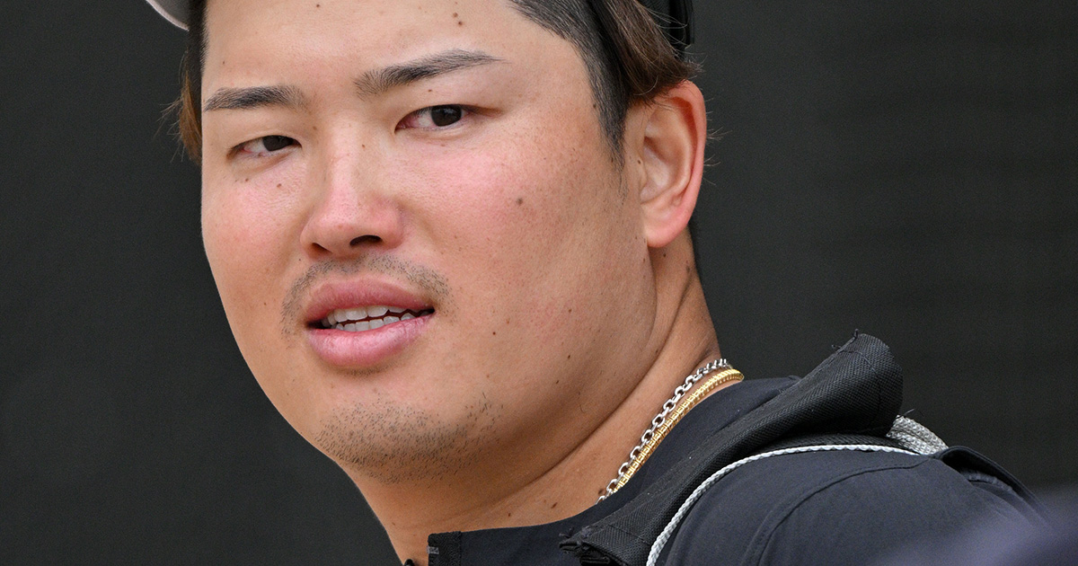 「常識がなってない」村上宗隆選手　腕組みをしてガムを噛み、WBCで天皇ご一家のお見送りで批判続出も…“真相”判明で擁護する声続々 | 女性自身