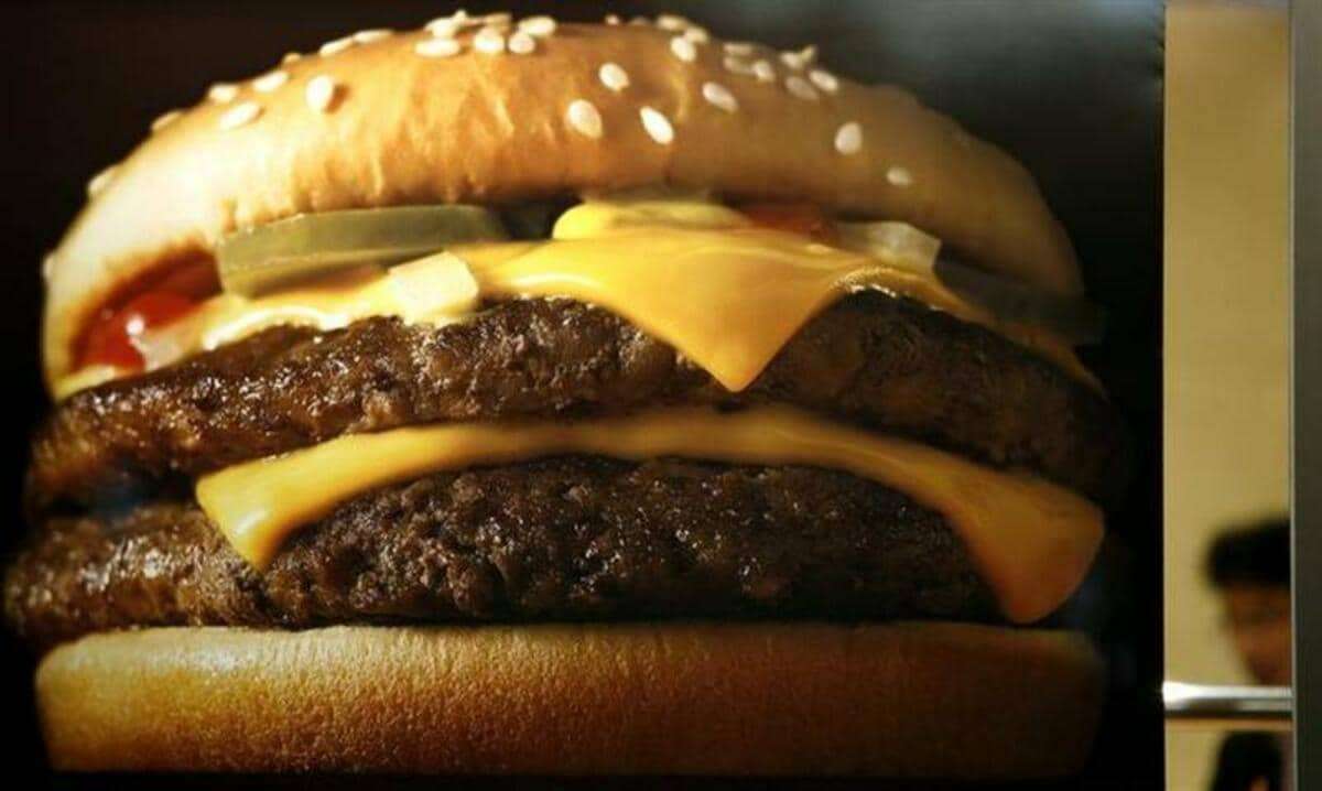 マクドナルド、ハンバーガーを100円に値下げ 4月1日から、一部商品は価格据え置き | ロイター | 東洋経済オンライン