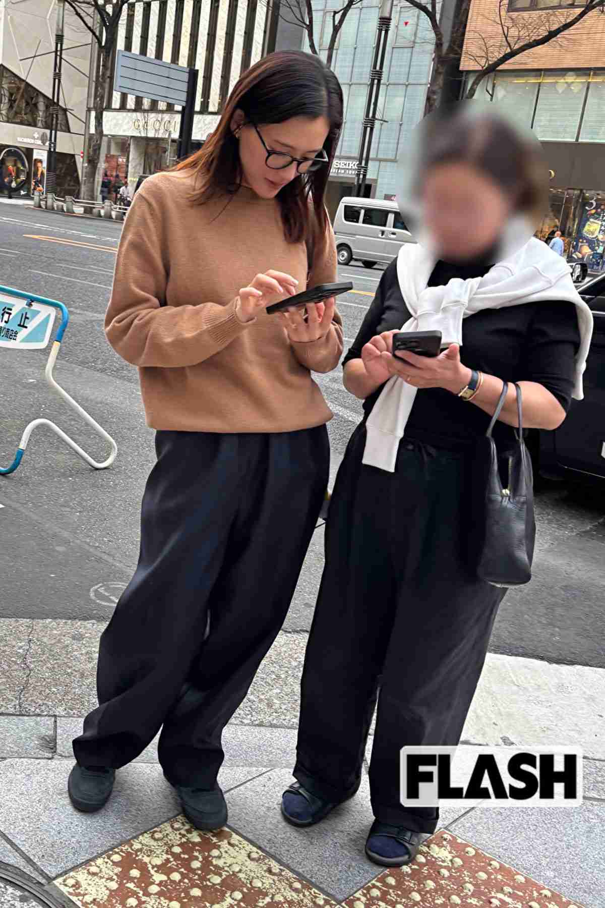 綾瀬はるか　41歳誕生日に“変装ゼロ”で銀座デートに通行人も“ギョ！”ハイジュエリーをウィンドウショッピング