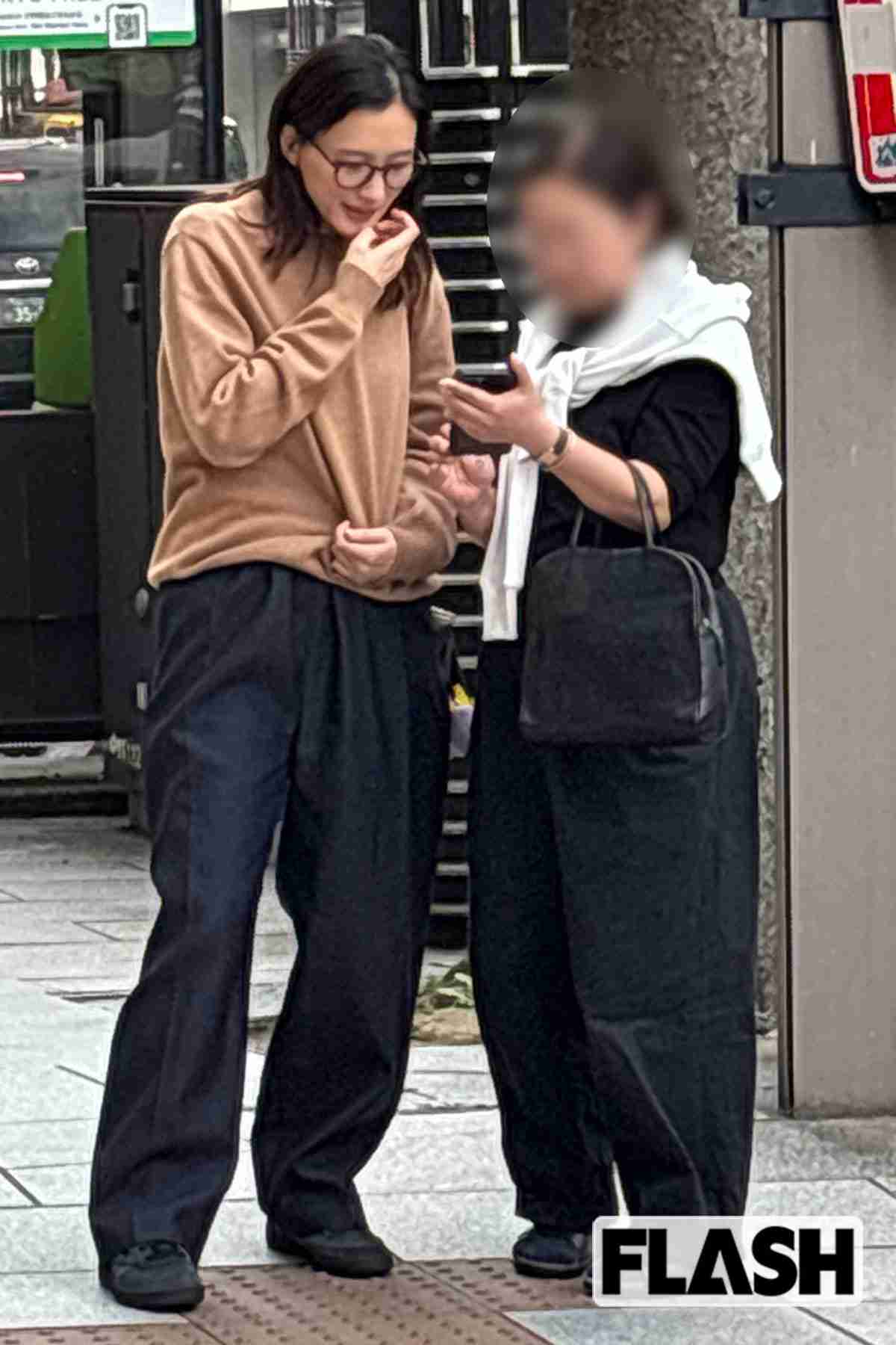 綾瀬はるか　41歳誕生日に“変装ゼロ”で銀座デートに通行人も“ギョ！”ハイジュエリーをウィンドウショッピング