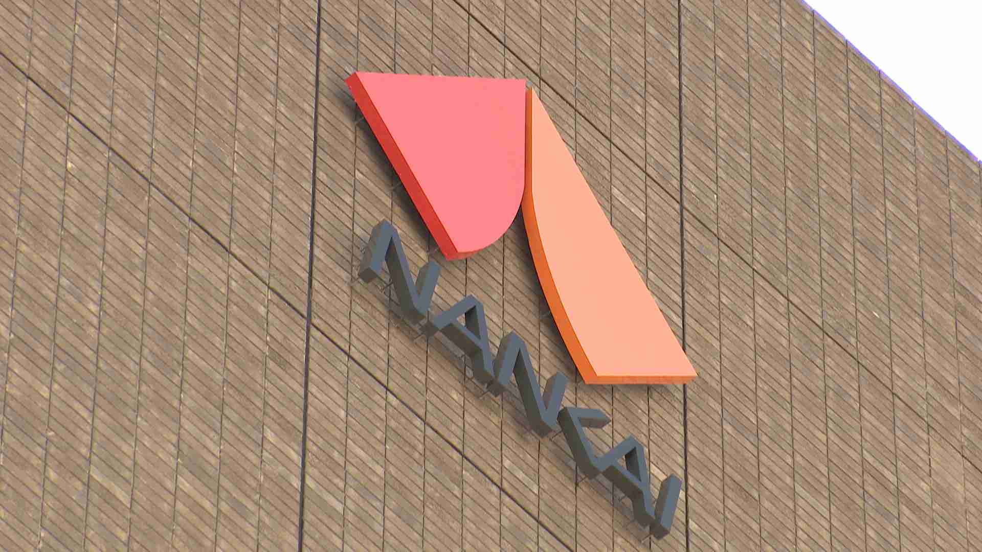 列車と接触し４０代男性が死亡　ホームにいた女性が巻き込まれる　運転士は軽傷、乗客２人が気分不良訴え　南海電鉄・白鷺駅