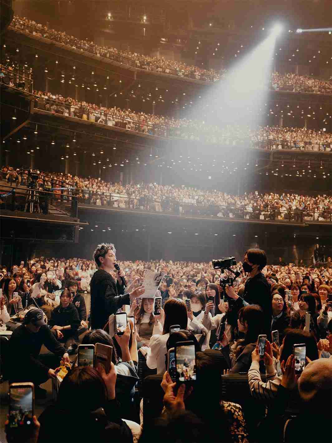 佐藤健、デビュー20周年記念ファンミ開催 ミスチル歌唱・TENBLANK「永遠前夜」弾き語り…客席のファンと交流も