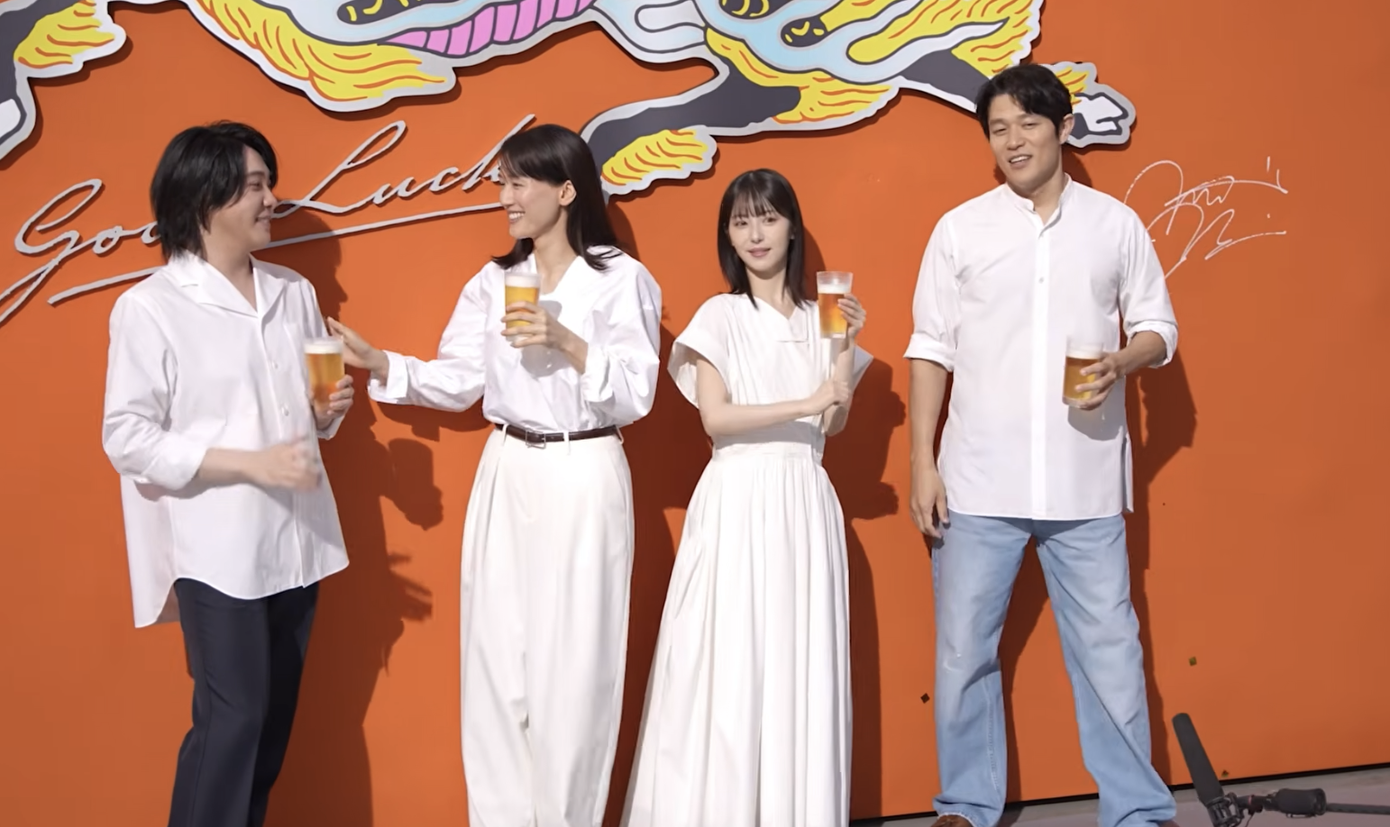 綾瀬はるか、イベントで“人気アーティスト”に「あざとタッチ」でファン悶絶…共演者・スタッフとの距離の近さで保つ“愛され力”