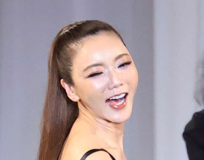 元宝塚宙組トップ和央ようか「私的なことでお騒がせし…」夫からのモラハラ週刊誌報道に自筆で