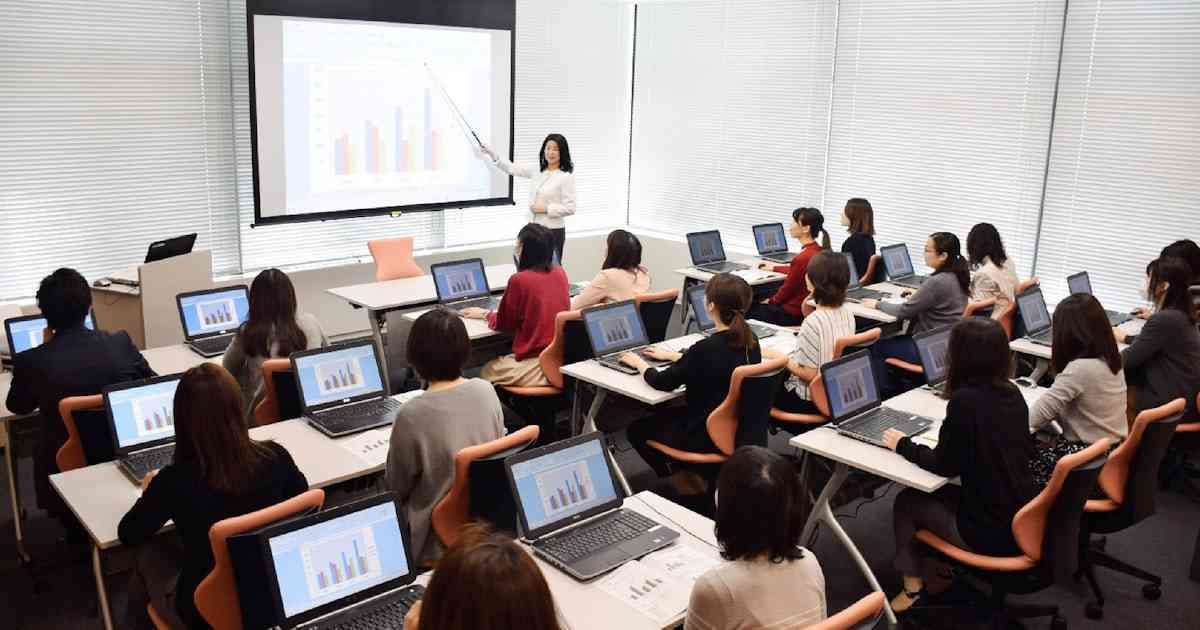 AI化の失職リスク　日本女性は男性の3倍 - 日本経済新聞