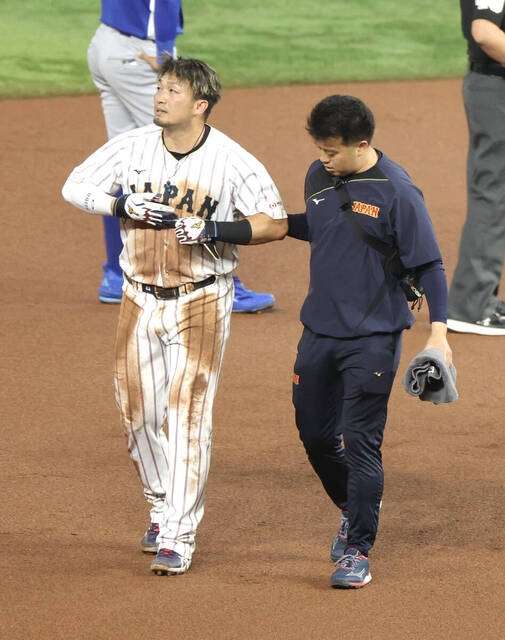 侍ジャパンに激震　鈴木誠也が無念の負傷交代　盗塁時のヘッドスライディングで膝強打か