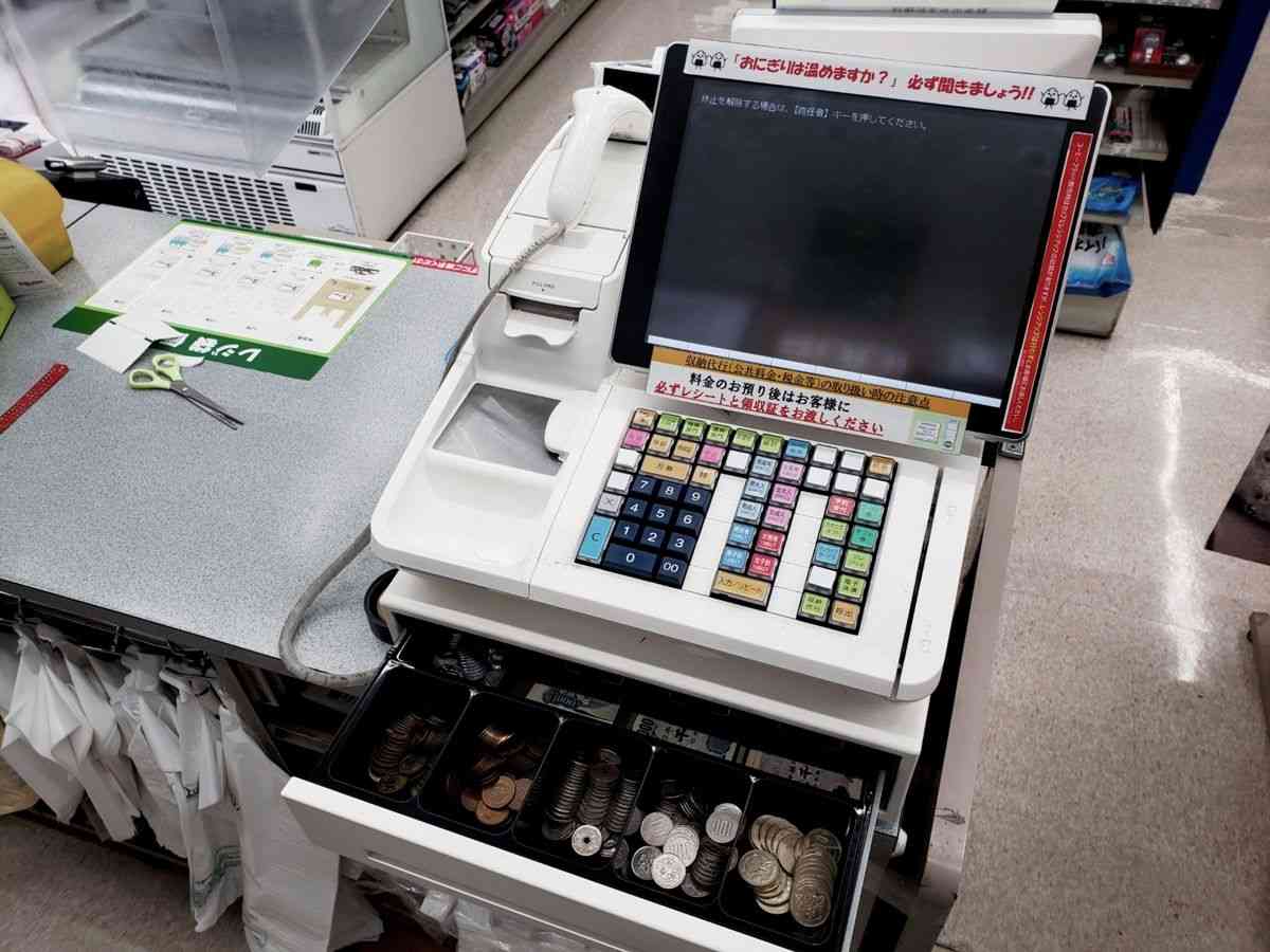 「立ってるのが当たり前だと思ってた」レジ店員の座り接客、8割が「気にならない」→2割が感じた