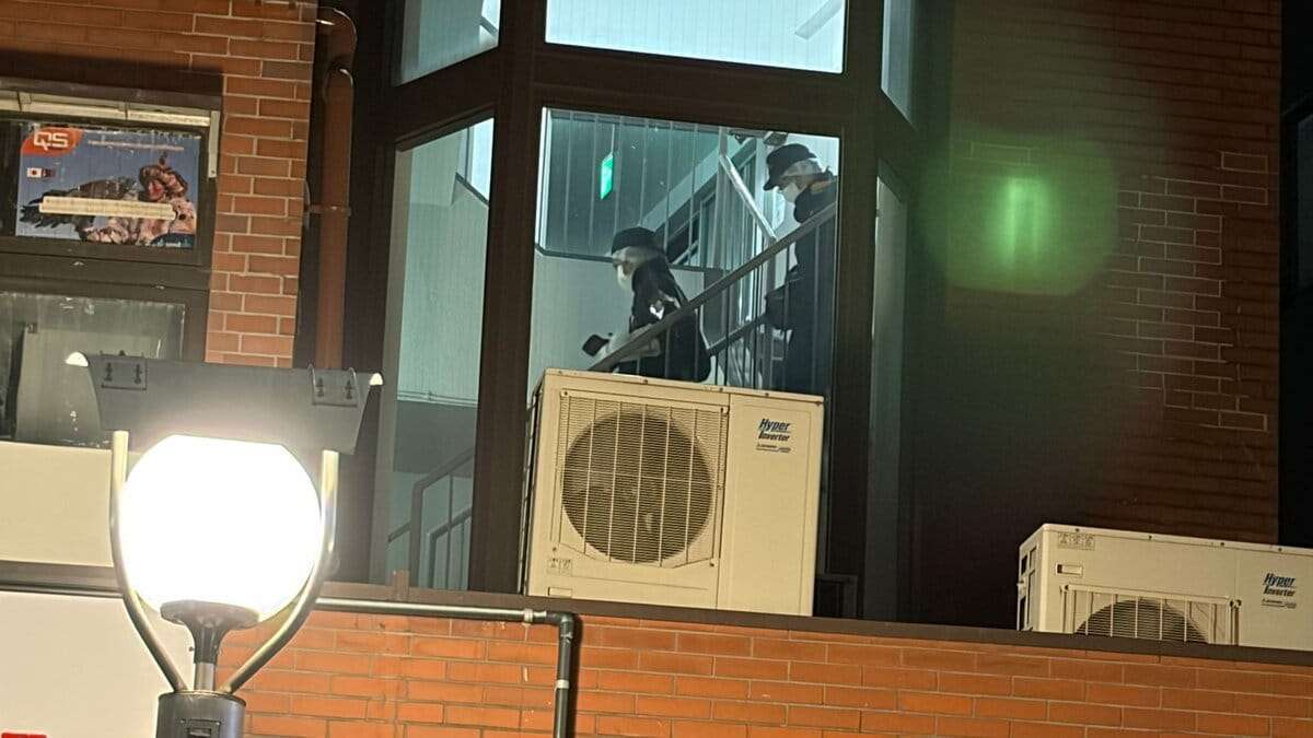 東京・新宿の携帯電話販売店で170万円など奪われる緊縛強盗傷害　20～30代くらいの男2人逃走中