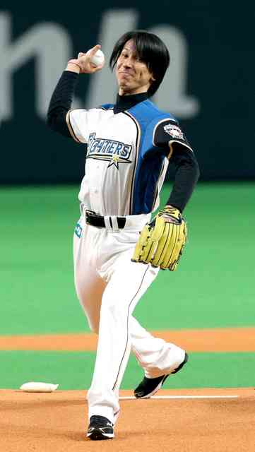 レジェンド葛西、牽制もカーブも　札幌ドームで始球式：朝日新聞