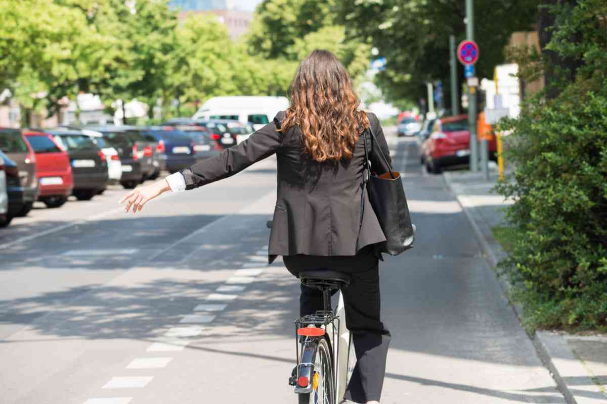4月から自転車の「ハンドサインが義務化」と聞きました。習ったこともないですし“片手運転”で危ないですよね？ 本当に「反則金5000円」も取られるんですか？ 青切符の対象になるか確認（ファイナンシャルフィールド） - Yahoo!ニュース