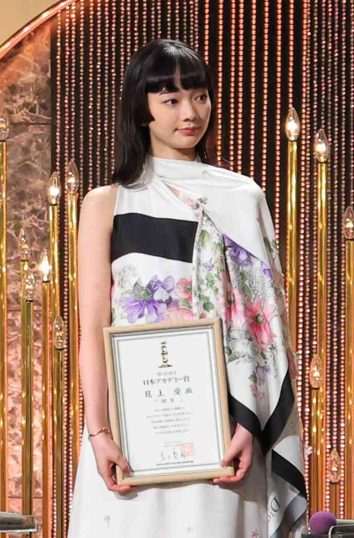 【日本アカデミー賞】見上愛が新人賞　司会の河合優実は「このお仕事を始める前からの親友」受賞の喜び分かち合う - スポーツ報知