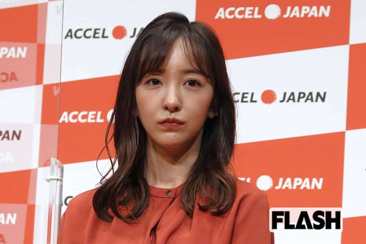板野友美、1泊100万円超「豪遊社員旅行」で30万円バレンシアガ贈呈も年俸減の夫に同情集まる | Smart FLASH/スマフラ[光文社週刊誌]