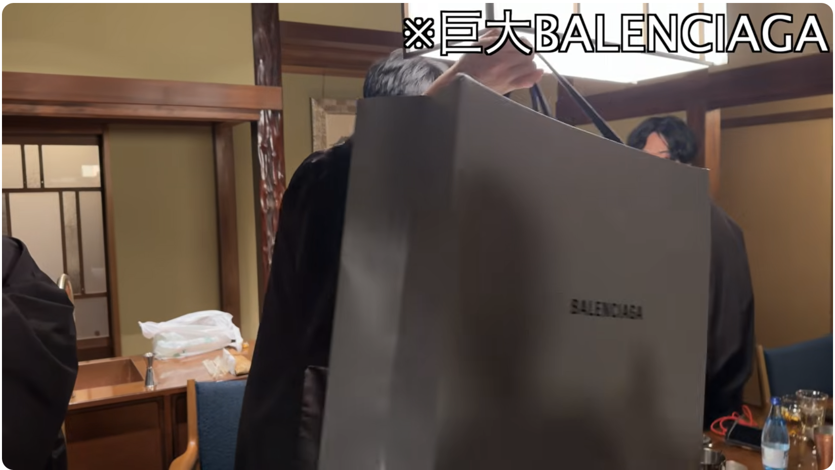 板野友美、1泊100万円超「豪遊社員旅行」で30万円バレンシアガ贈呈も年俸減の夫に同情集まる