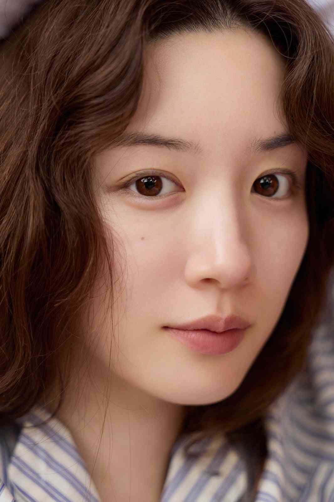 永野芽郁、“ありのままの全て”収めたフォトブック&スタイルブック決定 表紙・収録カット解禁【MAGNOLIE】