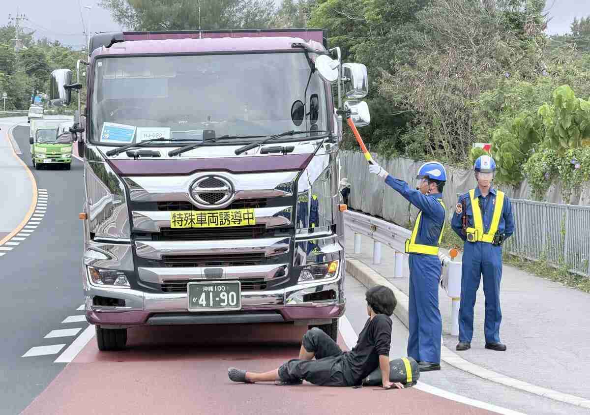 辺野古転覆事故で「自粛」の抗議活動再開　「服喪」でマイク取りやめ、寝そべる人も