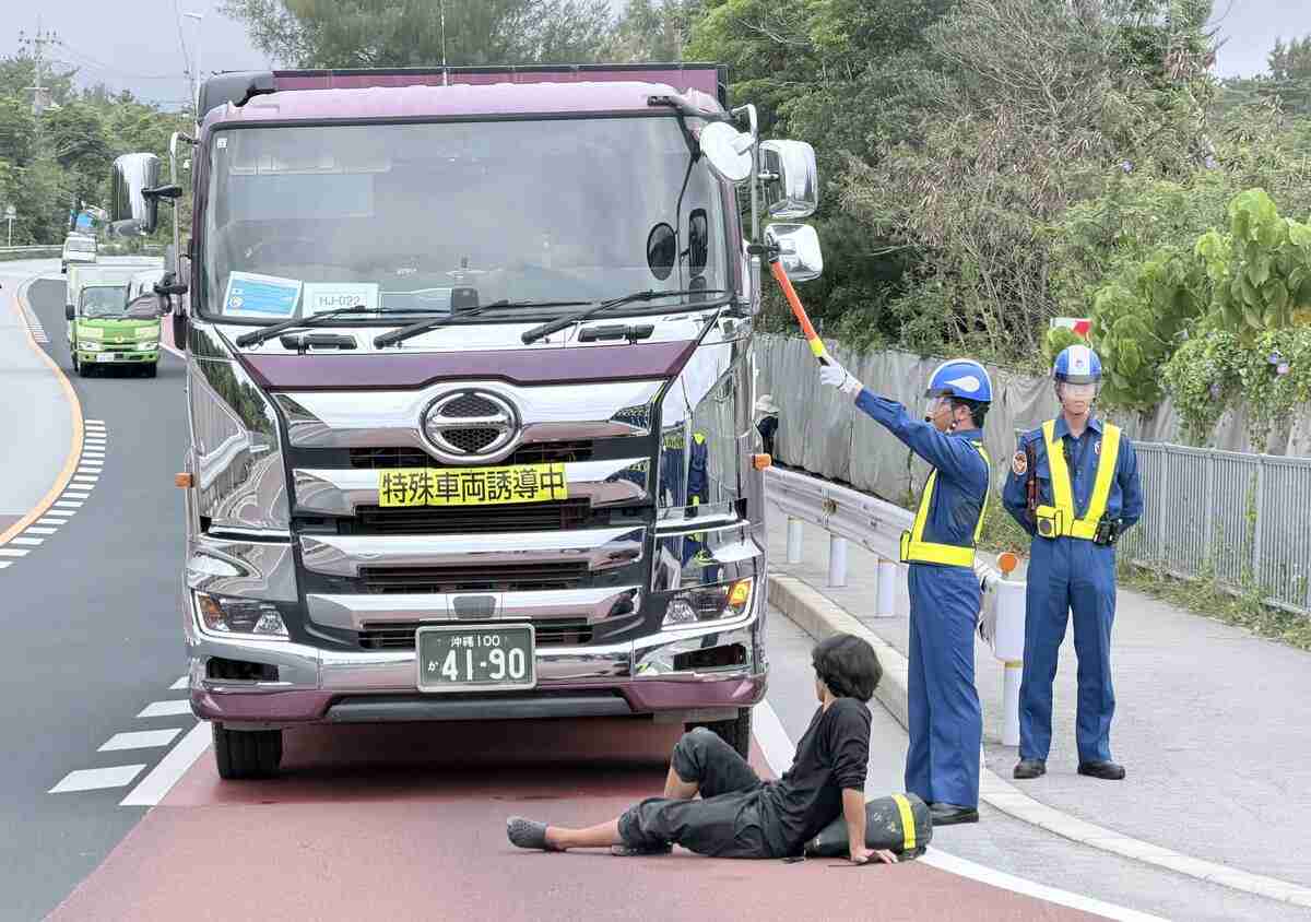 辺野古転覆事故で「自粛」の抗議活動再開 「服喪」でマイク取りやめ、寝そべる人も
