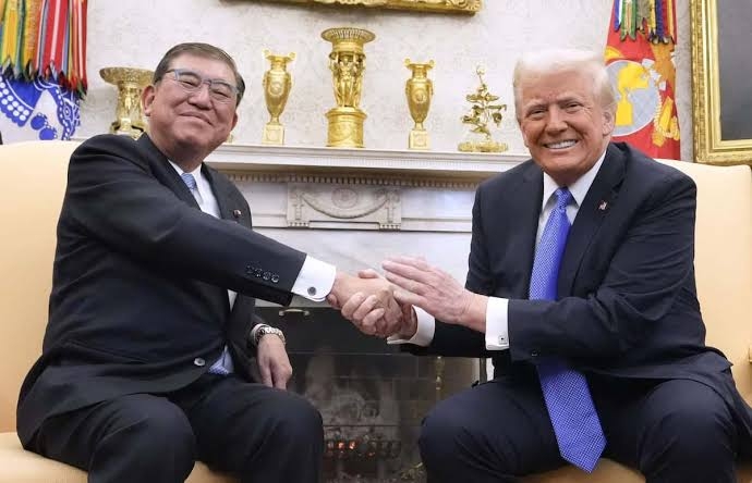 「流石にドン引き」高市首相 バイデン前大統領“揶揄”したホワイトハウス展示物に指さして笑顔…トランプ氏への“同調”ムーブが物議