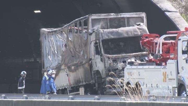 亡くなった1人は車外に…新名神で子供3人含む6人が死亡した事故 大型トラックは“制限速度オーバー”で追突か