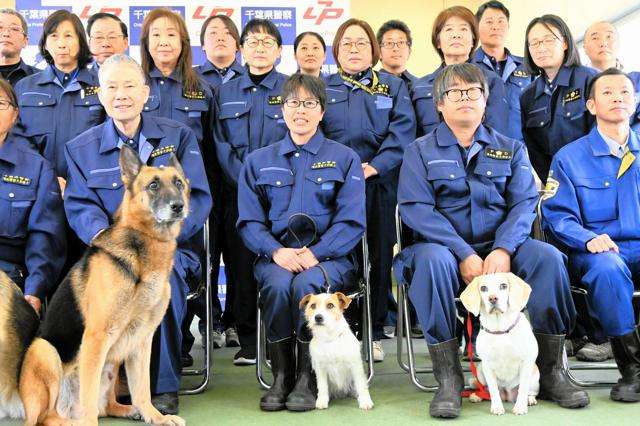 警察犬デビューするシェパード、ちょっぴり不安？しがみつく様子に「緊張してる」「頑張って」の声