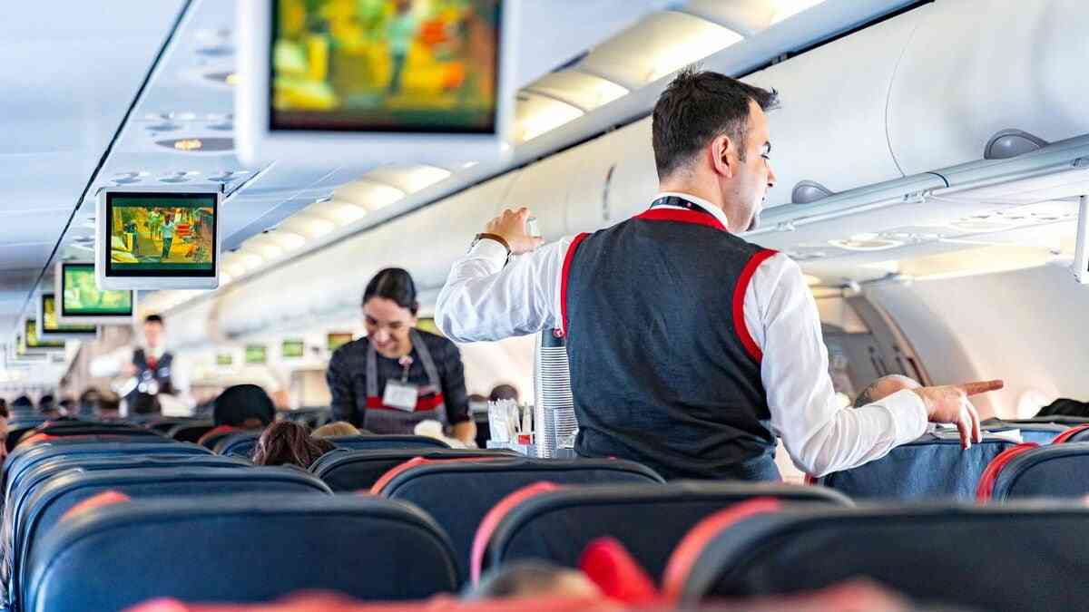 ｢なぜ目が細いの?｣とつり目ポーズ…機内での｢陰湿なアジア人差別｣に悩む日本人CAを救った同僚の｢一言｣ | PRESIDENT Online（プレジデントオンライン）