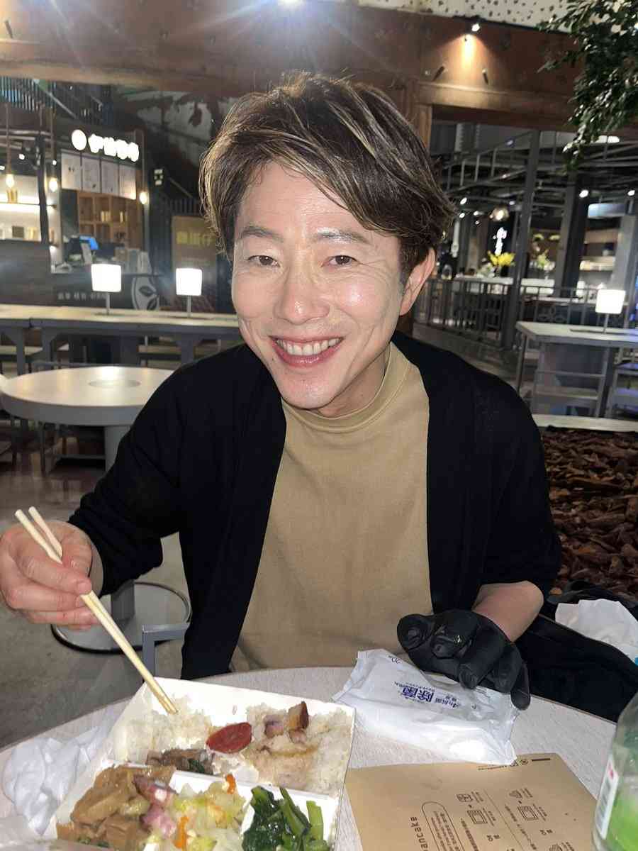 川越シェフが現在の姿を公開→SNS反響「お顔デカくなってて吹いたw」　スマホ撮影の疑問投げかけ