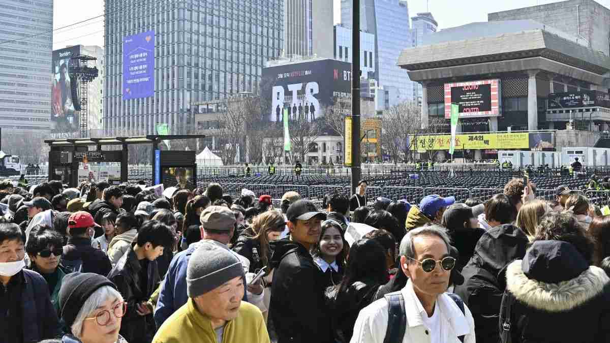 26万人と予想されたBTS復帰公演、ふた開けてみたら4万人、政府の過剰警備が招いた混乱、「王の帰還」に冷や水(1/4) | JBpress (ジェイビープレス)