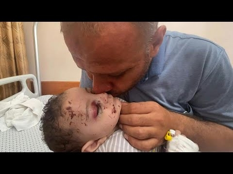 شاهد: أبٌ من غزة يروي كيف قضت غارة إسرائيلية على كل أفراد عائلته وتركت له رضيعا جريحاً ذو خمسة أشهر
