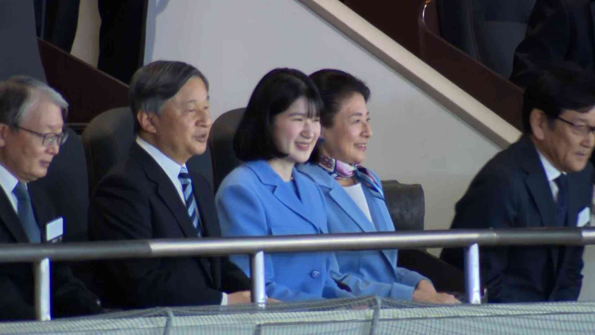 天皇ご一家が東京ドーム貴賓席に着席　WBC観戦　ブルーに色味をそろえた装いで笑顔で手を振られる（FNNプライムオンライン（フジテレビ系）） - Yahoo!ニュース