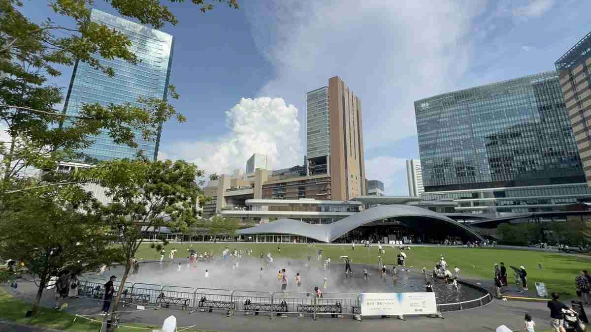 JR大阪駅にはゆったり腰かけられるベンチが随所にあって『余白』がある大都会なところがいい「混んでるカフェに入るより座る場所見つかる」