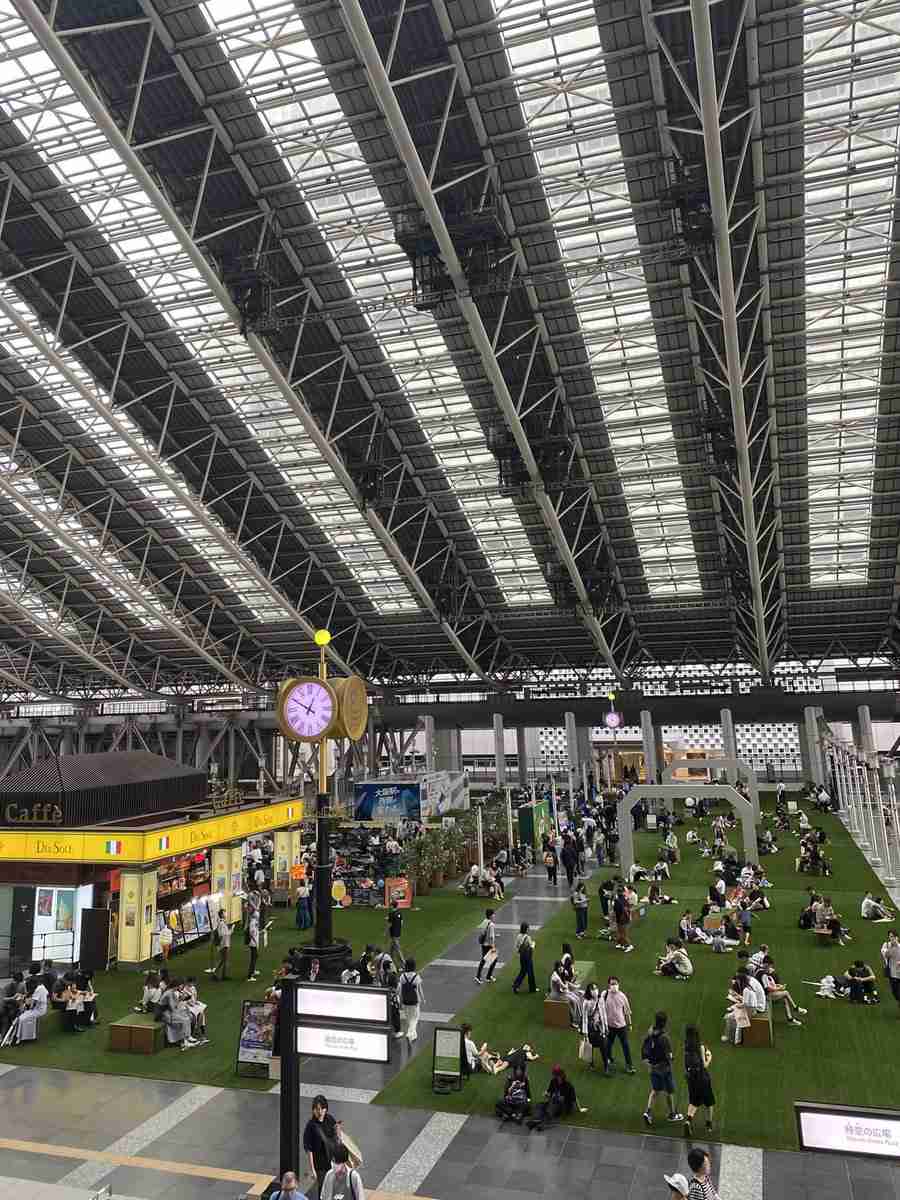 JR大阪駅にはゆったり腰かけられるベンチが随所にあって『余白』がある大都会なところがいい「混んでるカフェに入るより座る場所見つかる」