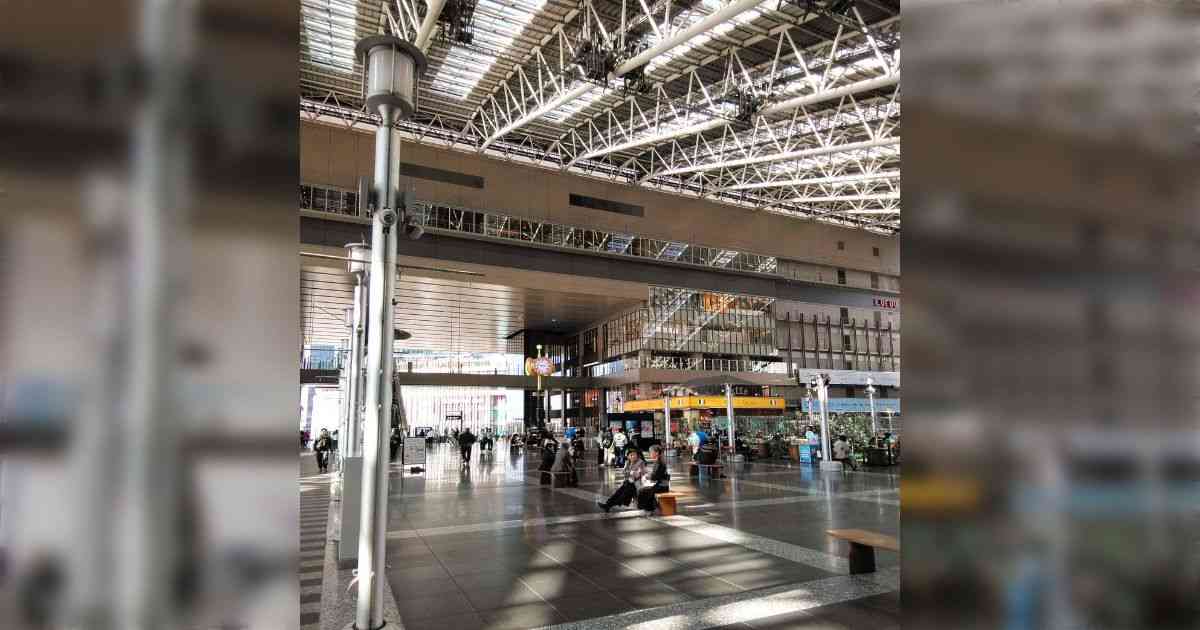 JR大阪駅にはゆったり腰かけられるベンチが随所にあって『余白』がある大都会なところがいい「混んでるカフェに入るより座る場所見つかる」 - Togetter