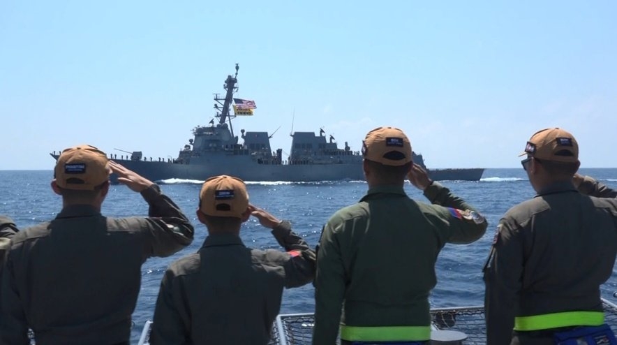 日本・アメリカ・フィリピンが台湾近海で初の合同演習　中国軍による追跡も…フィリピン艦船から見た南シナ海のピリつく現状（FNNプライムオンライン） - Yahoo!ニュース