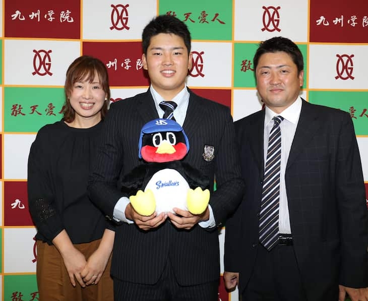 村上宗隆、天皇皇后両陛下退場時の“ガム噛み&腕組み”に批判の声 「誰か教えてあげて」「これはダメ」