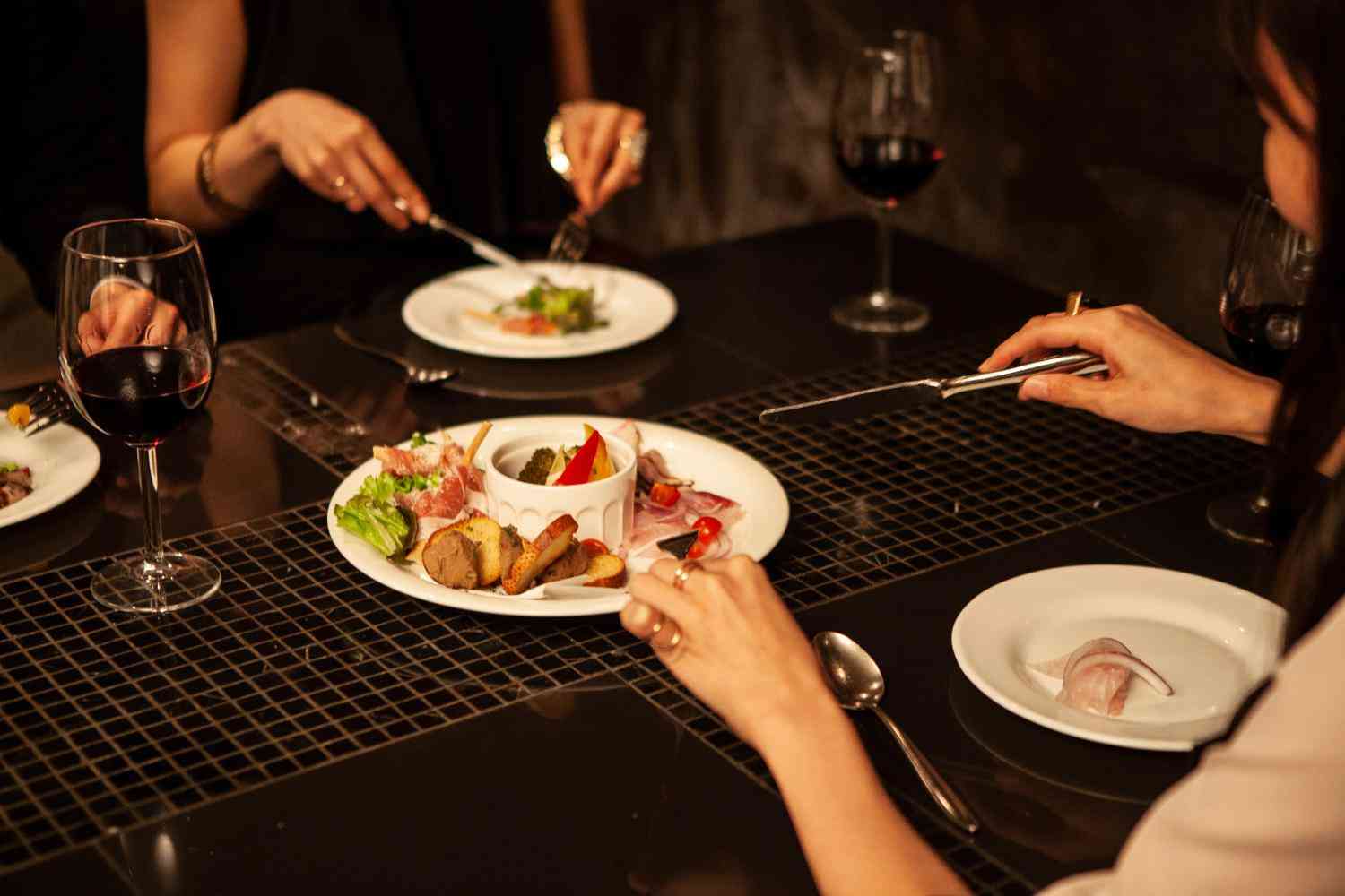         「タダ飯」要求に低評価の報復も…飲食店を悩ませる“自称インフルエンサー”とステマの闇。箱根の高級宿は「絶対に応じない」宣言  |  日刊SPA!    