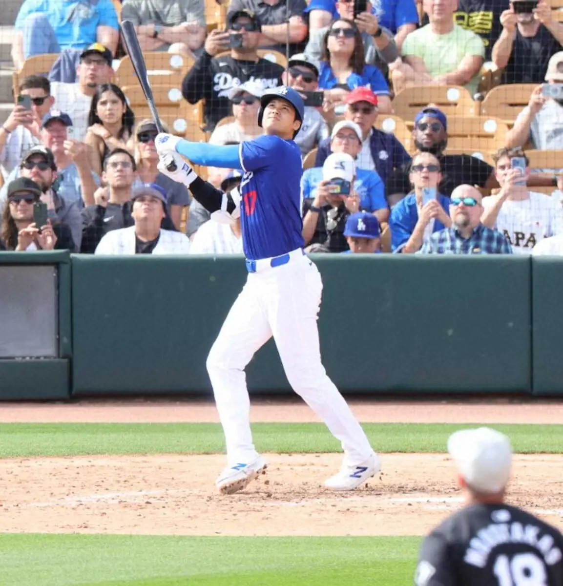 大谷翔平がドジャースデビュー戦で衝撃の新天地“1号”　第3打席で左翼席へ188日ぶりアーチ