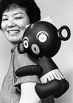 ｢なぜ目が細いの?｣とつり目ポーズ…機内での｢陰湿なアジア人差別｣に悩む日本人CAを救った同僚の｢一言｣