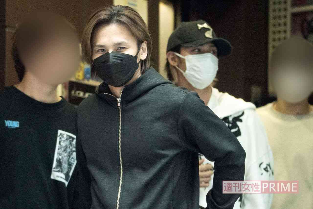 KinKi Kids・堂本光一&KAT-TUN・上田竜也、隠れ家バーで20代女性と合コン現場撮！  朝7時にみせた堂々“路上ハグ” | 週刊女性PRIME