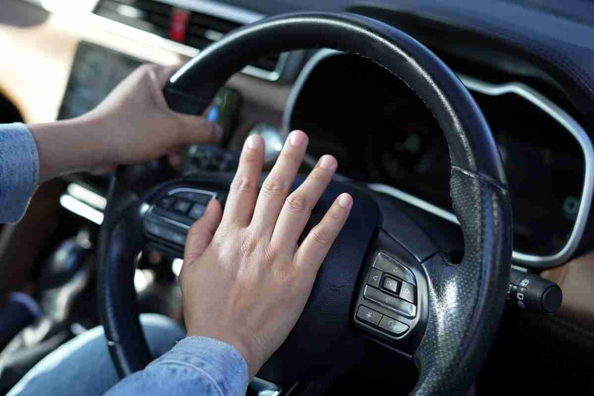 青信号になっても前の車がなかなか動かず、クラクションを鳴らしました。この行為だけで反則金を取られる可能性はあるのでしょうか？|ファイナンシャルフィールド|﻿その他暮らし