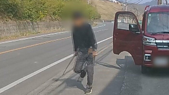 「殺されるかもしれない」あおり運転の恐怖　赤い軽トラックが低速走行→停止→“刀”を持って詰めよる　熊本・宇土市