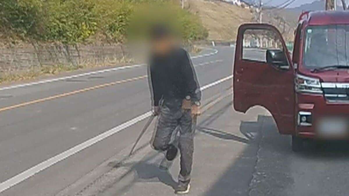 「殺されるかもしれない」あおり運転の恐怖　赤い軽トラックが低速走行→停止→“刀”を持って詰めよる　熊本・宇土市 | TBS NEWS DIG (1ページ)