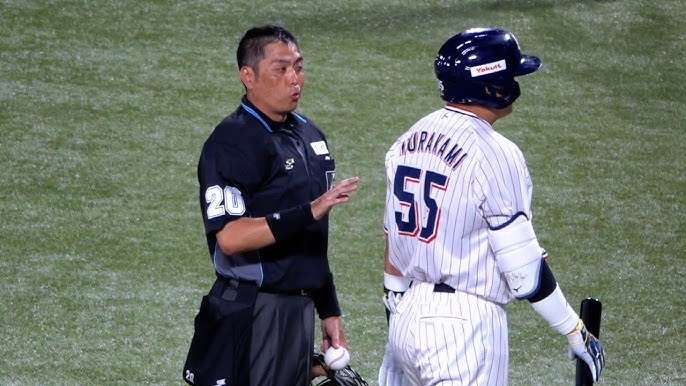 村上宗隆、天皇皇后両陛下退場時の“ガム噛み&腕組み”に批判の声 「誰か教えてあげて」「これはダメ」