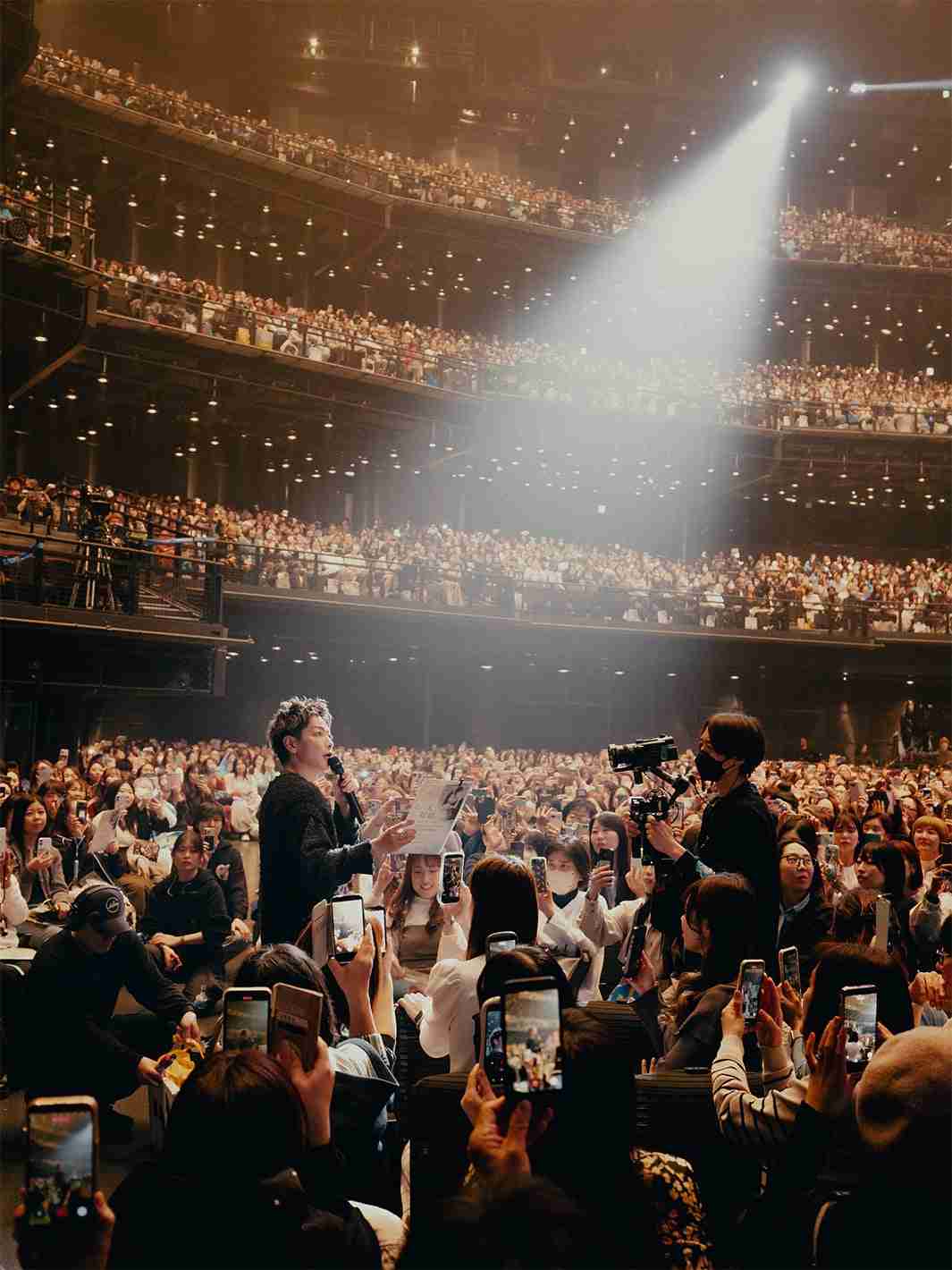 佐藤健、デビュー20周年記念ファンミ開催 ミスチル歌唱・TENBLANK「永遠前夜」弾き語り…客席のファンと交流も