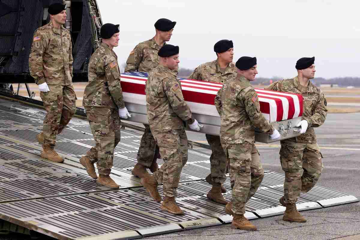 不足は年間4万人、米軍リクルート危機の背景に「国民の信頼低下」と「政治利用」：荒木淳一 | 記事 | 新潮社　Foresight(フォーサイト) | 会員制国際情報サイト