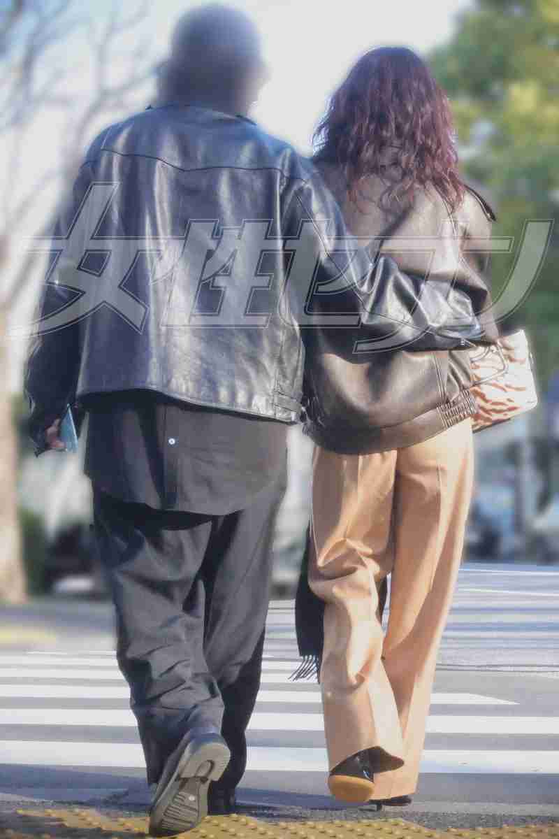 《白昼堂々ガッツリ腰に手を回して》長谷川京子(47)が新恋人と「デカサングラス」で情熱デート「アラフィフ」の恋は「自分に誠実に」